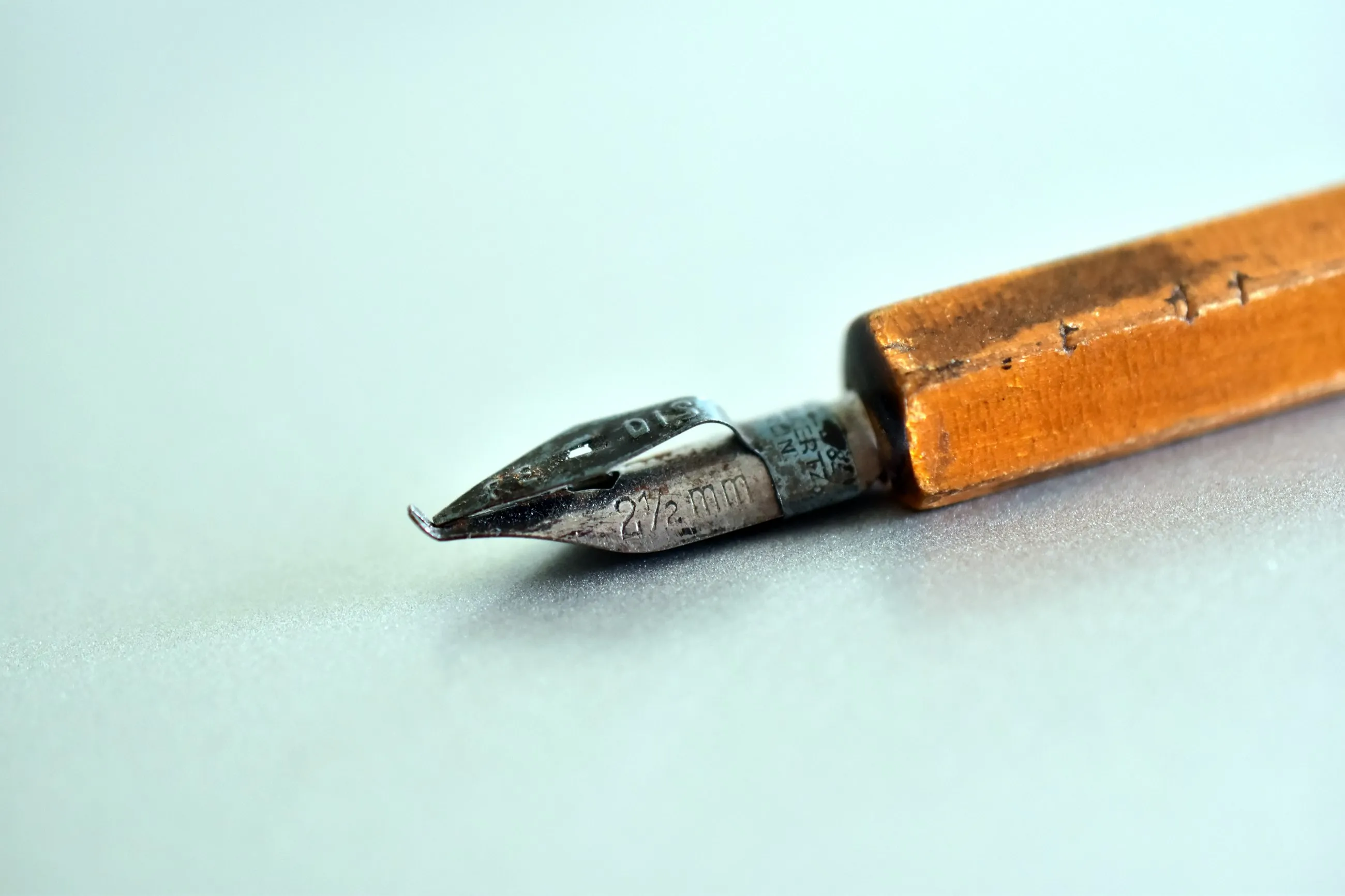 Gros plan d'un crayon de bois taillé.